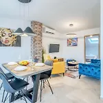 Dimora 2 Bdr With Free Private Parking Apartman