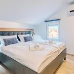 Dimora 2 Bdr With Free Private Parking 아파트